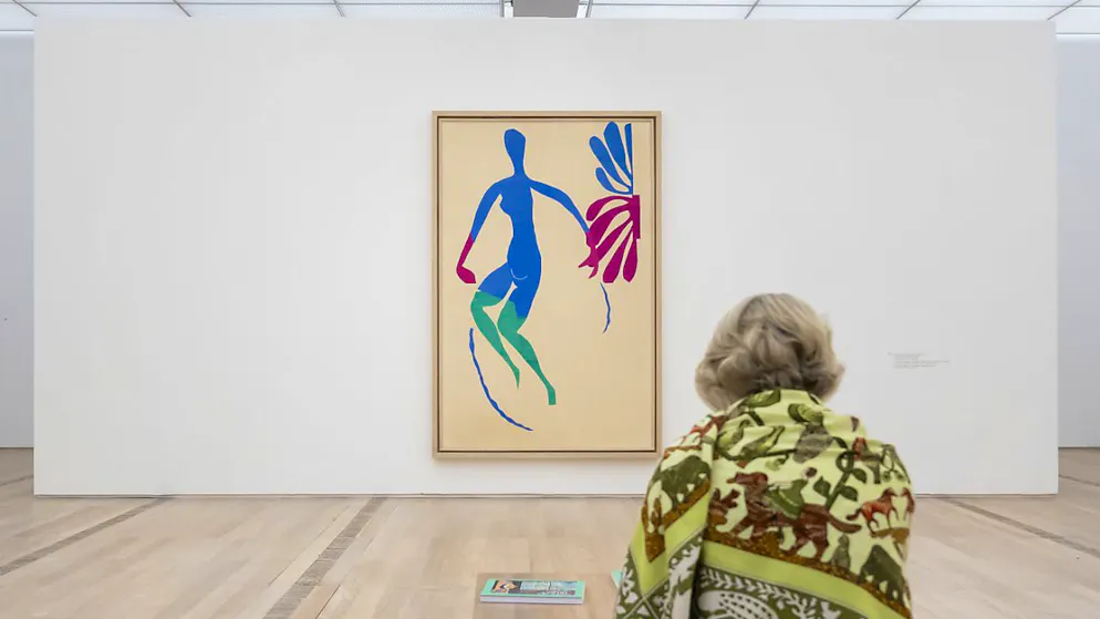 Rétrospective Henri Matisse à la Fondation Beyeler à Riehen (BS) - Gallery. "Nu bleu aux bas verts" (1952) est l'une des oeuvres en papiers découpés réalisés par Matisse vers la fin de sa vie.