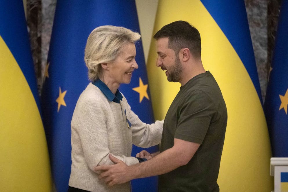 Il presidente ucraino Zelensky accoglie a Kiev la presidente della Commissione UE von der Leyen