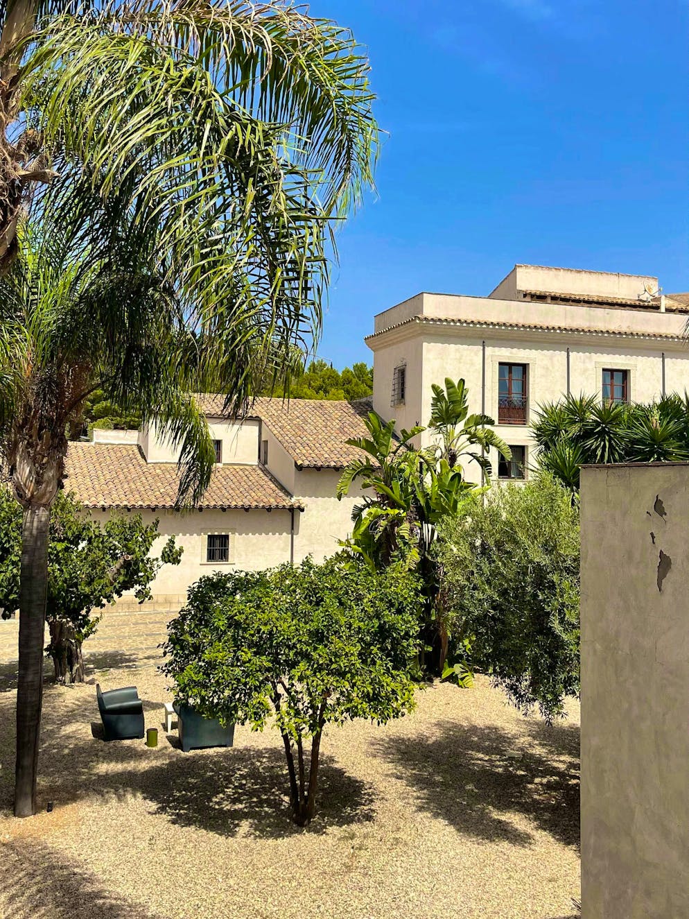 Travelogue Southern Sicily: Agriturismo Mandranova. The main house is inhabited by the sixth generation.