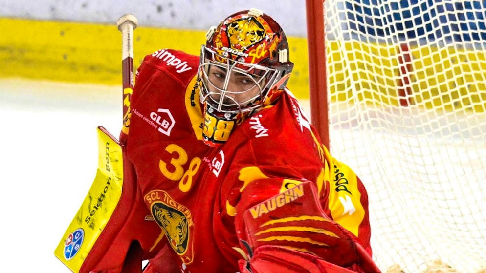 Kloten wins again in penalty shootout - Gallery. Langnau's goalie Stéphane Charlin clearly won the duel against Gottéron's goalie Reto Berra and witched the SCL Tigers to their first win of the season