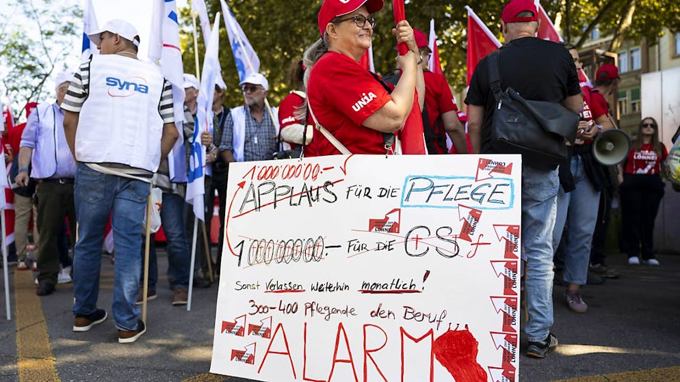 Χιλιάδες άνθρωποι συγκεντρώθηκαν στη Βέρνη το απόγευμα του Σαββάτου για να διαδηλώσουν για υψηλότερους μισθούς.