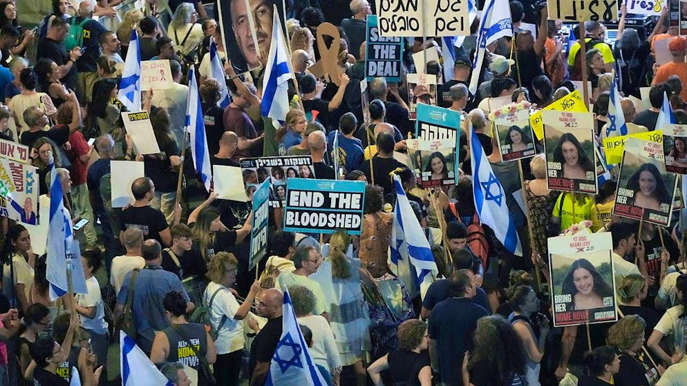 People protest against Prime Minister Netanyahu's government and demand the release of hostages. Photo: Mahmoud Illean/AP/dpa