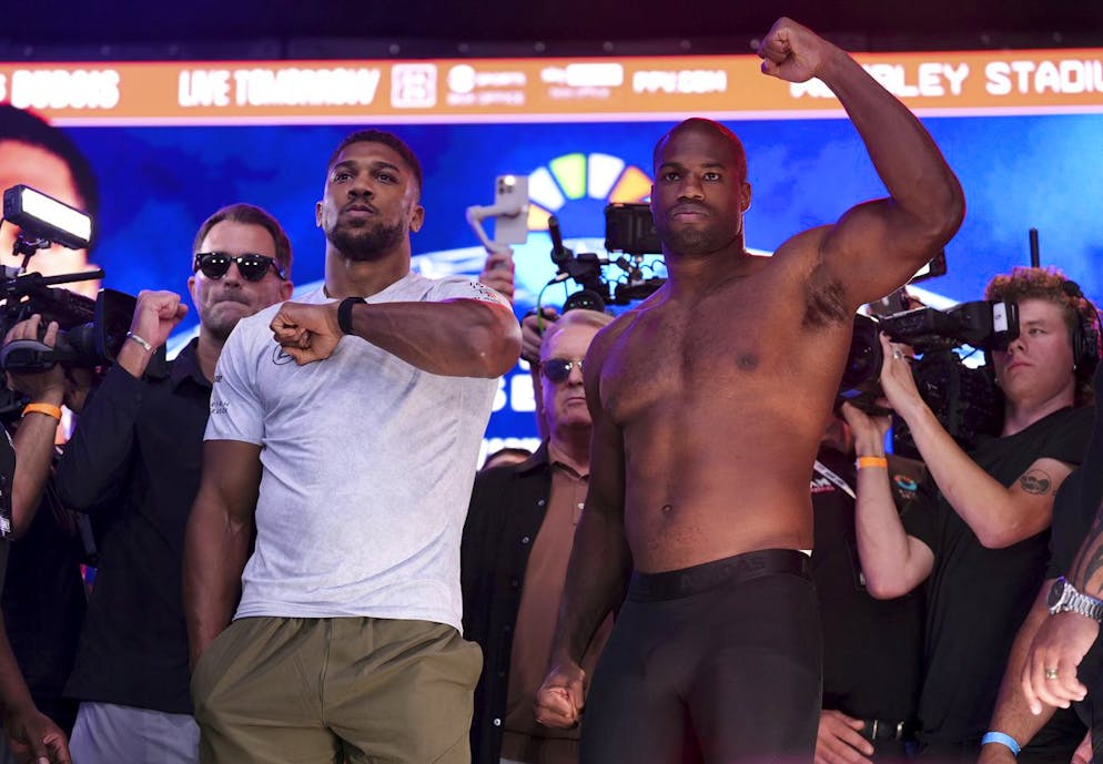Anthony Joshua (gauche) défiera Daniel Dubois (droite) samedi soir à Wembley