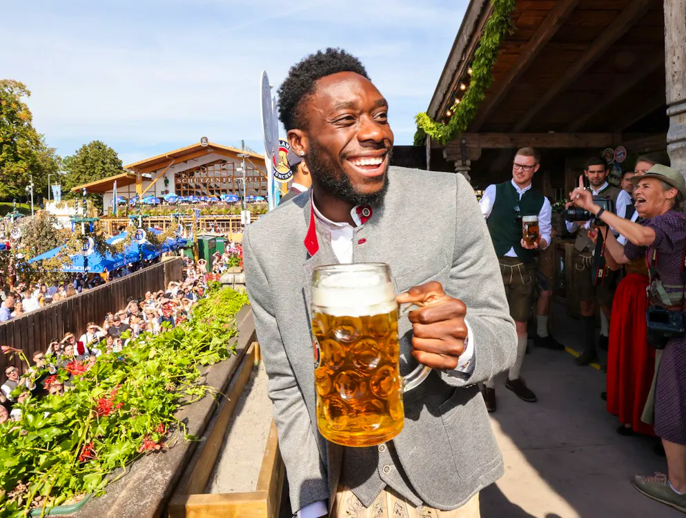 Die Bayern-Stars besuchen das Oktoberfest. Ob Alphonso Davies Zukunft in München liegt, das wird sich weisen. Aber alles, was zählt, ist die Gegenwart. Und da scheint sich der Kanadier wohl zu fühlen.