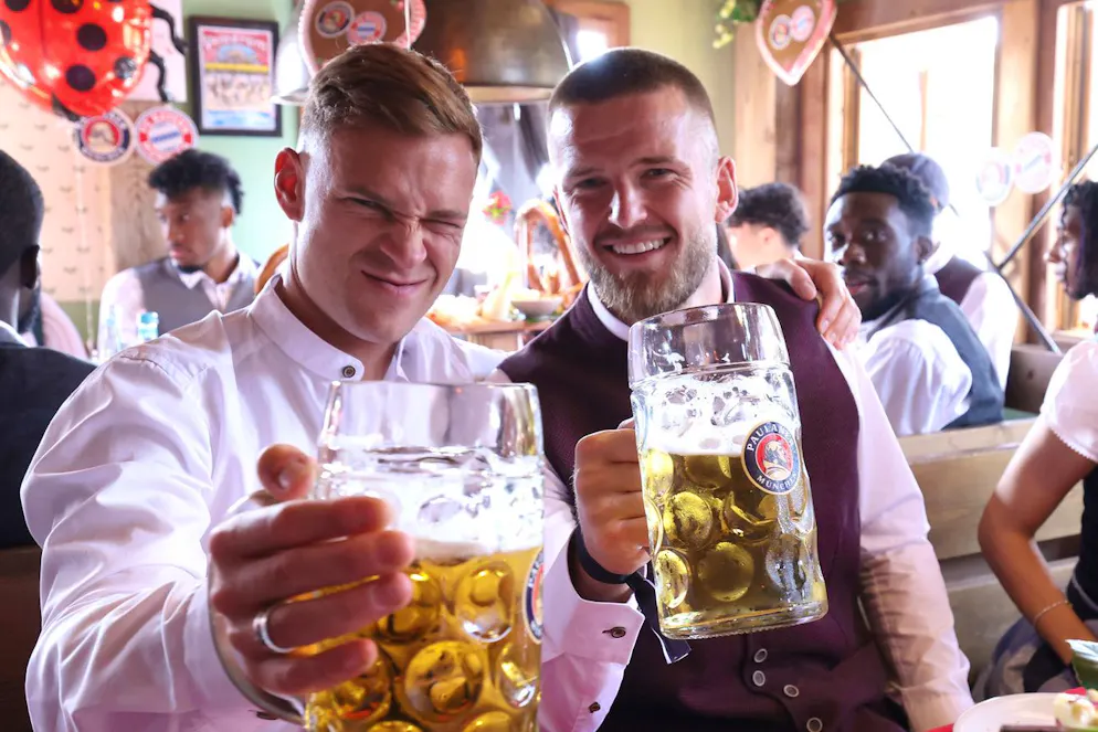 Die Bayern-Stars besuchen das Oktoberfest. Joshua Kimmich (links) und Eric Dier kommen langsam aber sicher auch in Stimmung.