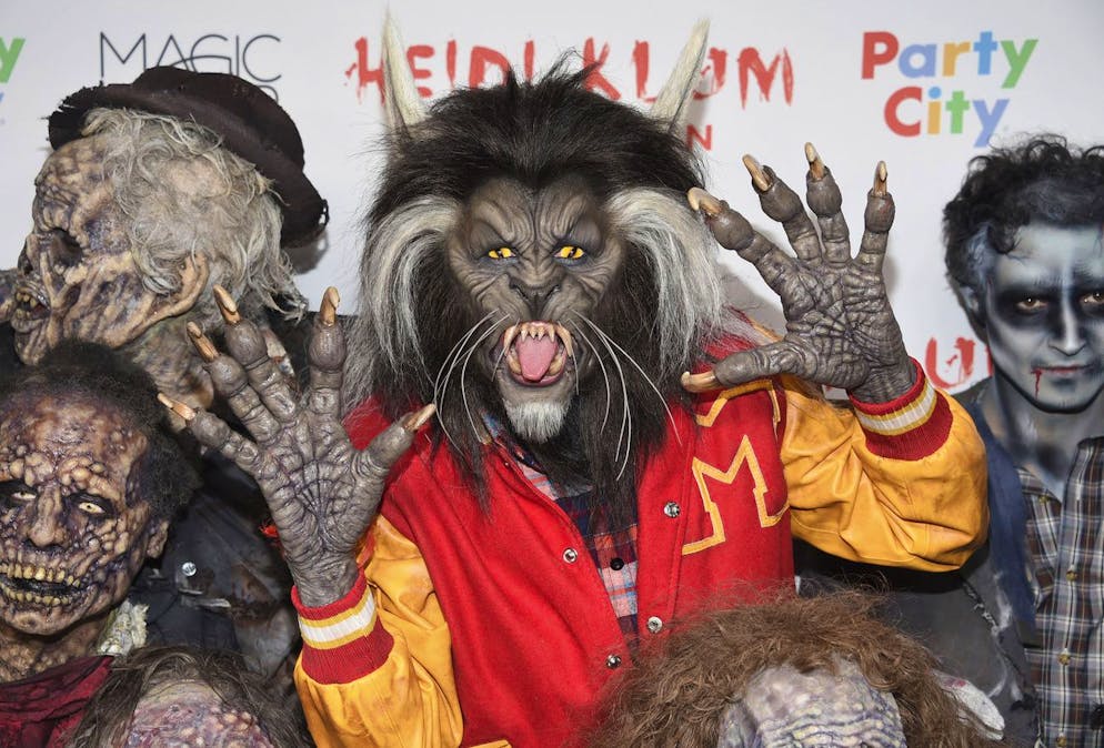 Ecco alcuni dei più stravaganti travestimenti di Halloween di Heidi Klum. Nel 2017 la modella si è trasformata nel lupo mannaro del video musicale di Michael Jackson «Thriller».