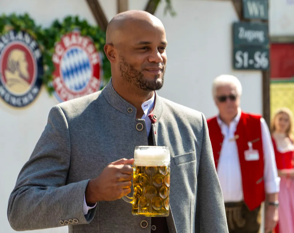 Die Bayern-Stars besuchen das Oktoberfest. Traine Vincent Kompany hatte schon vor dem erfolgreichen Bremen-Trip die eine oder andere Mass erlaubt. Und er geht dann auch gleich mit «gutem Beispiel» voran.