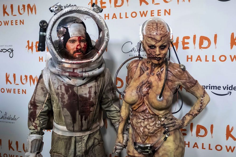 Ecco alcuni dei più stravaganti travestimenti di Halloween di Heidi Klum. Nel 2019 la coppia si è mostrata da astronauta, ancora una volta insanguinato, e un alieno cyborg.