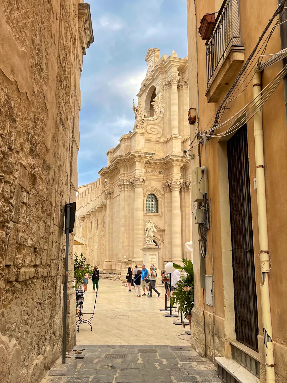 Unterwegs an der Ostküste Siziliens: Syrakus. Die Kathedrale Santa Maria delle Colonne ist die Hauptkirche von Syrakus.