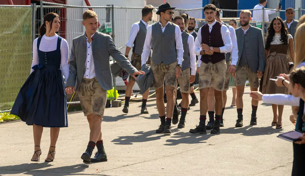 Die Bayern-Stars besuchen das Oktoberfest. Joshua Kimmich führt in Begleitung seiner Frau Lina die Teamkollegen hinter sich zielsicher an den richtigen Ort.
