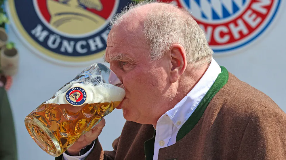 Die Bayern-Stars besuchen das Oktoberfest. Ehrenpräsident Uli Hoeness ist dem Bierchen am Sonntagnachmittag auch nicht abgeneigt.