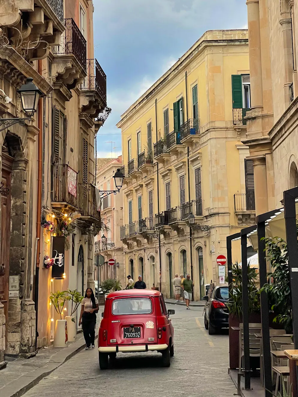 Unterwegs an der Ostküste Siziliens: Syrakus. Mit ihren kopfsteingepflasterten Strassen versprüht sie typisch italienisches Flair. 