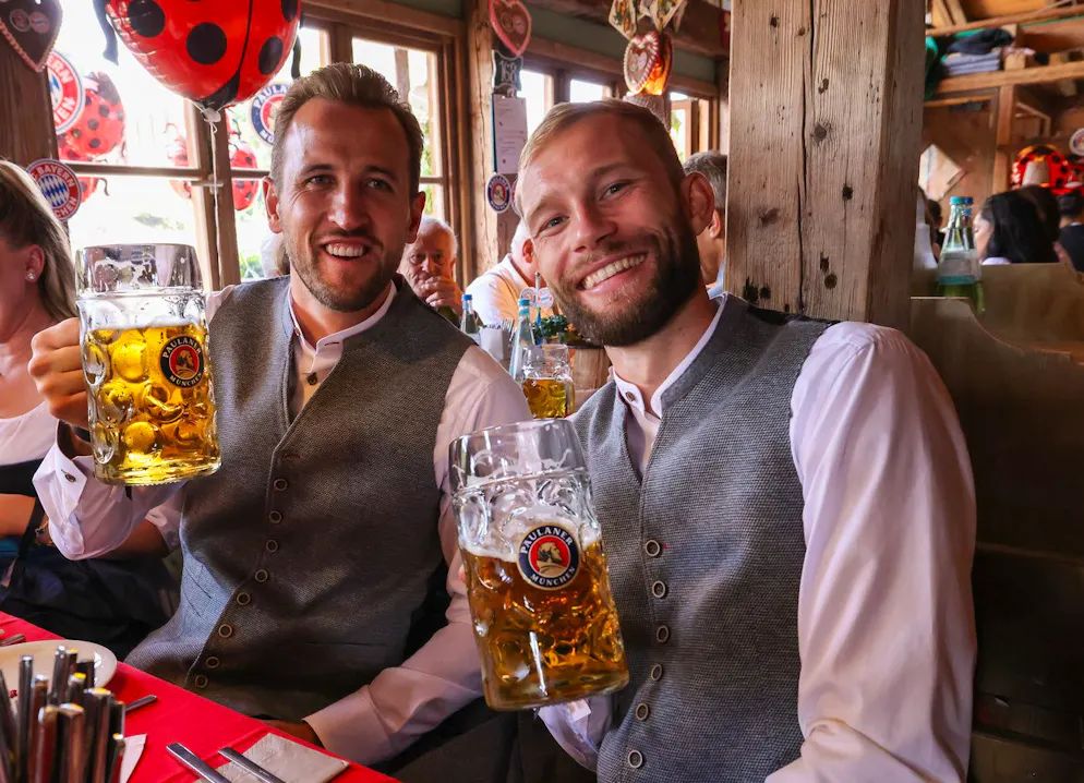 Die Bayern-Stars besuchen das Oktoberfest. Harry Kane (links) und Konrad Laimer fühlen sich sichtlich wohl.