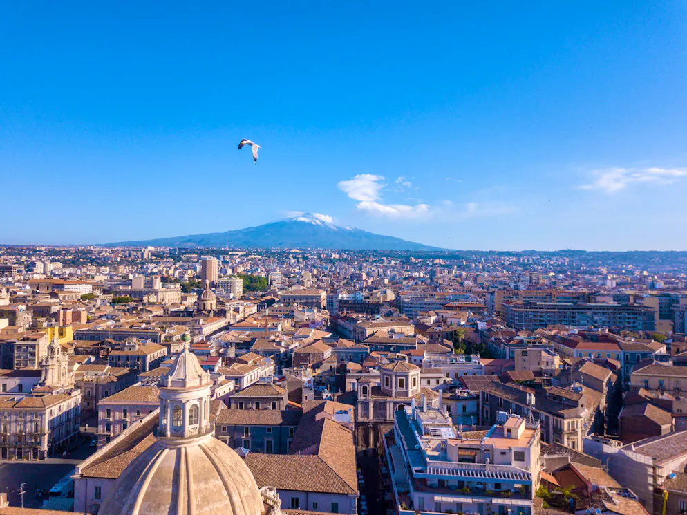 Catania befindet sich an Siziliens Ostküste und liegt am Fusse des Vulkans Ätna.