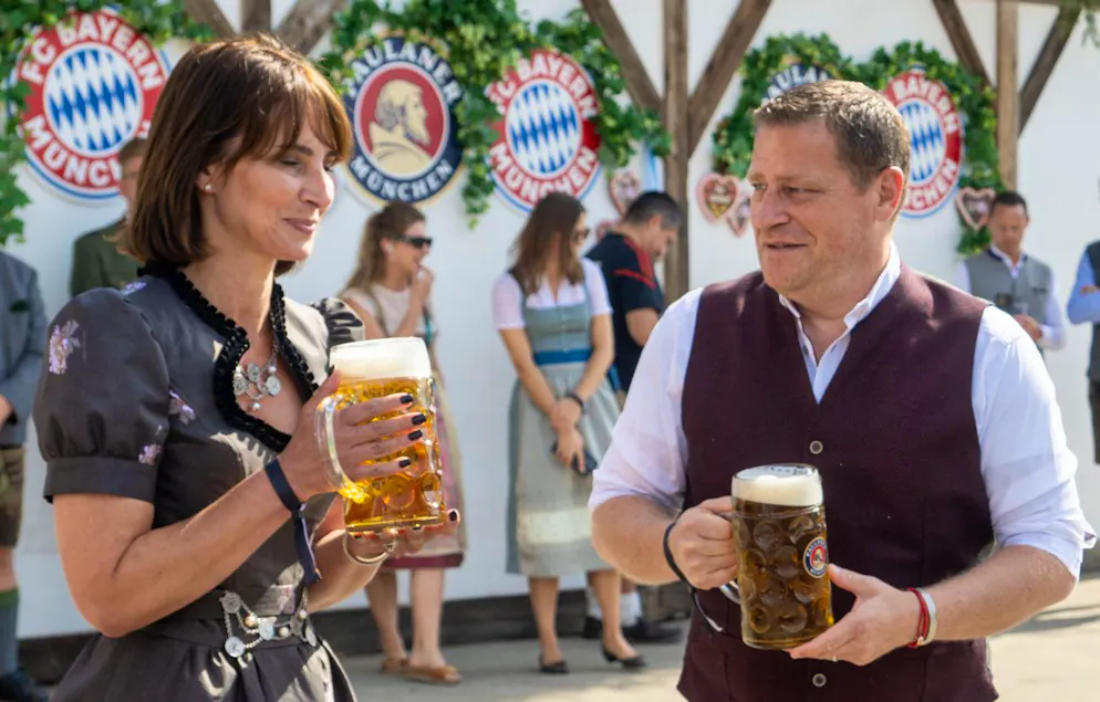 Die Bayern-Stars besuchen das Oktoberfest. Max Eberl, Sportvorstand vom FC Bayern München, und seine Frau Natascha Fruscella.