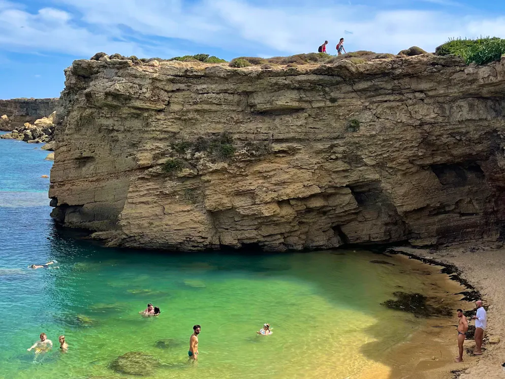 Unterwegs an der Ostküste Siziliens: Buchten der Ostküste Siziliens. Dort säumen raue Klippen den Strand und das Wasser, das in unterschiedlichen Türkistönen schimmert. 