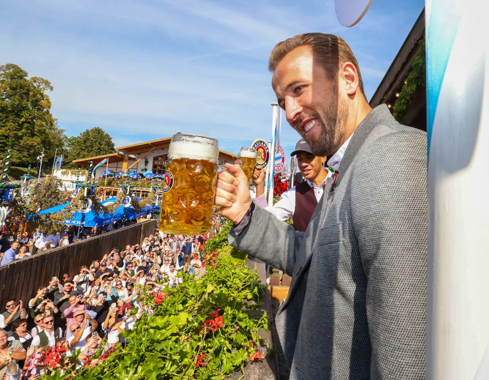 Die Bayern-Stars besuchen das Oktoberfest. Nach «getaner Arbeit» gibts dann auch für die Tormaschine eine willkommene Abkühlung.