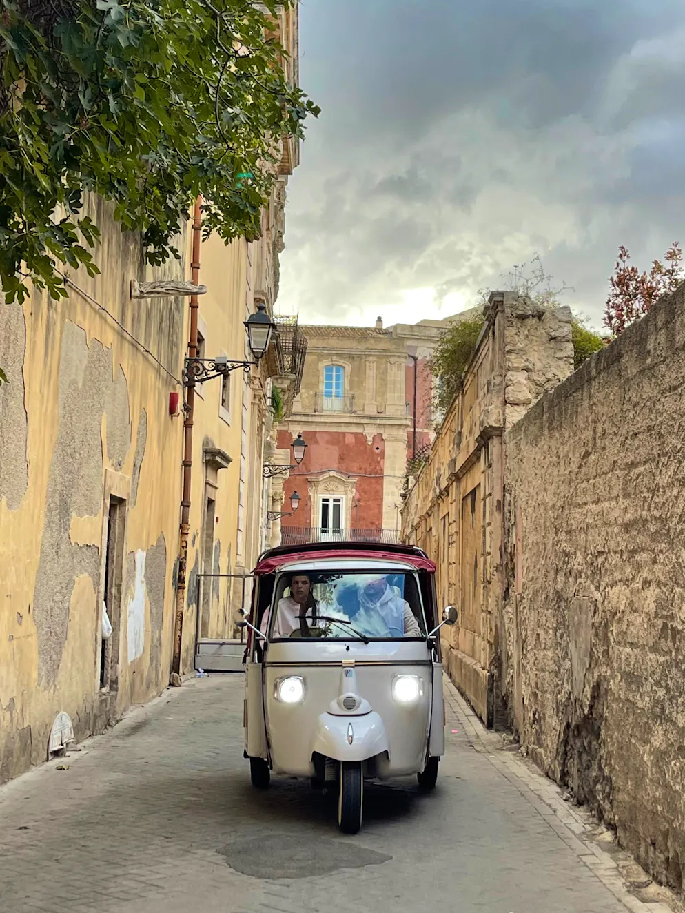 Unterwegs an der Ostküste Siziliens: Syrakus. Mit dem TukTuk kommt man auch durch die engeren Gassen von Syrakus. 