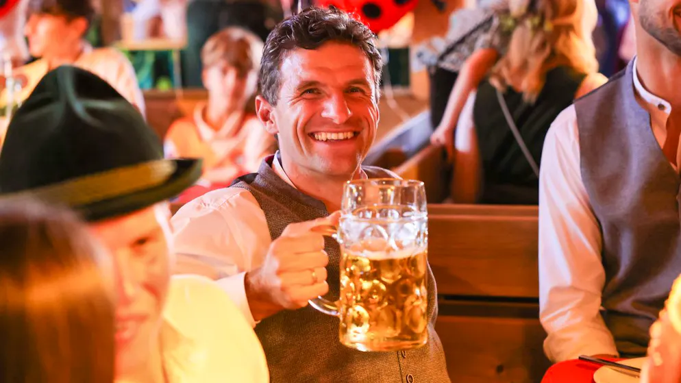 Die Bayern-Stars besuchen das Oktoberfest. «Die Stimmung müssen wir uns nicht mal schön trinken», scherzt der Ur-Bayer Thomas Müller am Tag nach dem 5:0 in der Bundesliga beim SV Werder Bremen vor dem Gang ins Käfer-Zelt.