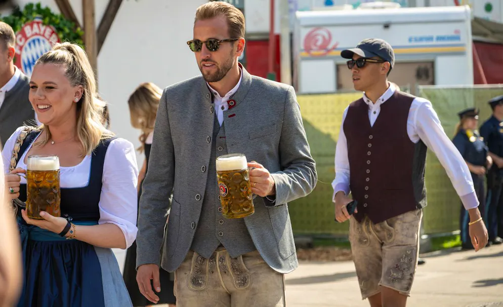 Die Bayern-Stars besuchen das Oktoberfest. Bayerns Star-Stürmer ist mit seiner Frau Katie Goodall am Start.