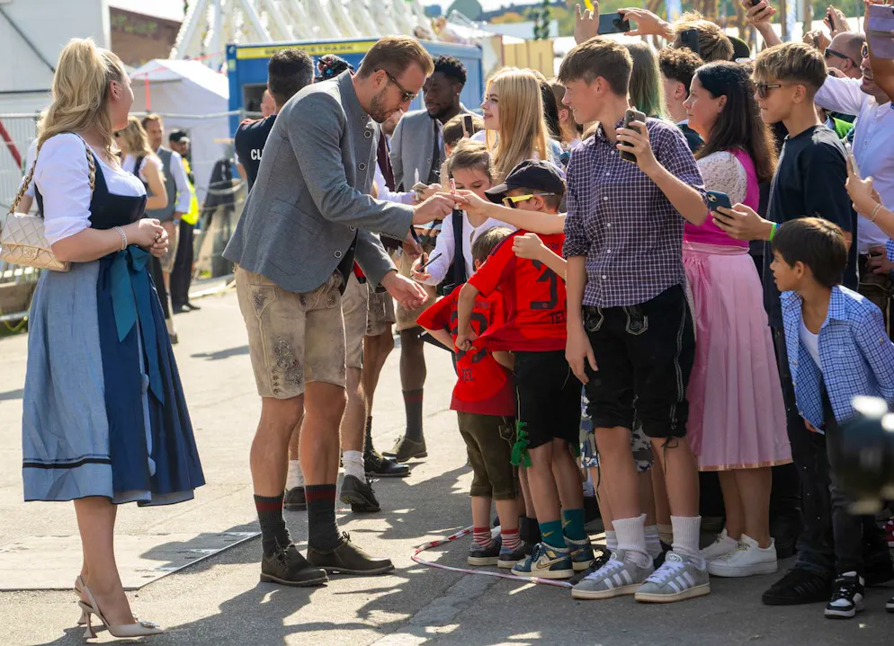 Die Bayern-Stars besuchen das Oktoberfest. Harry Kane muss sich sein Bier erst noch verdienen und fleissig Autogramme verteilen.