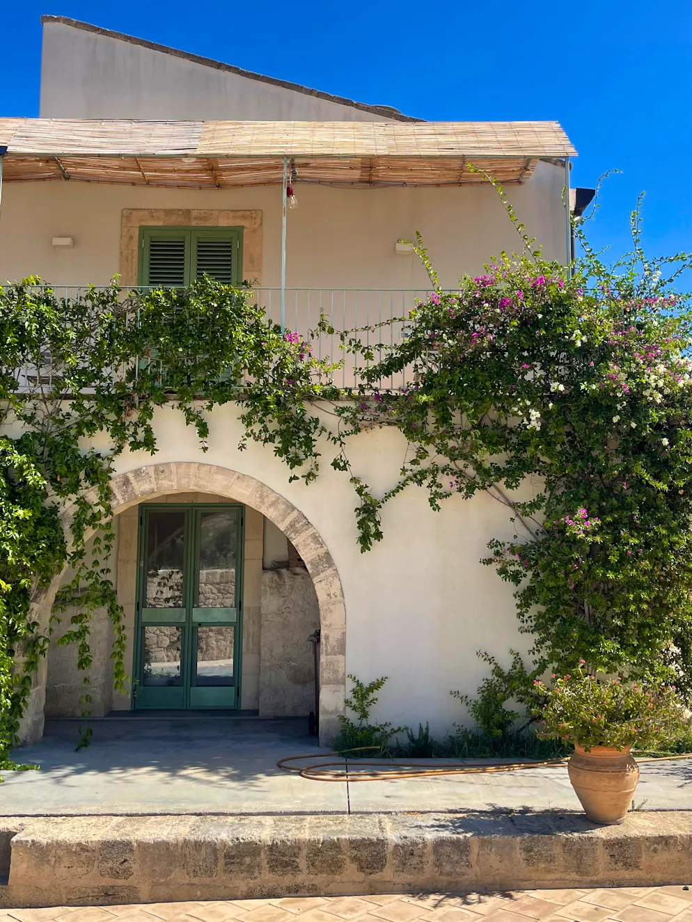 Unterwegs an der Ostküste Siziliens: Im Agriturismo auf dem Land übernachten. Ferien auf dem Land: Das Agriturismo Pietre di Gelo liegt eine halbe Stunde Autofahrt südlich von Catania. 
