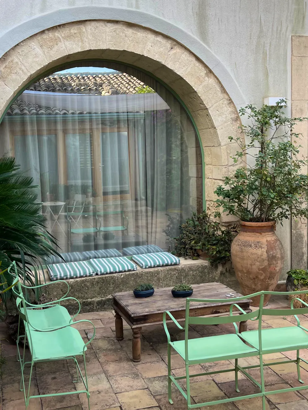 Unterwegs an der Ostküste Siziliens: Im Agriturismo auf dem Land übernachten. Das Landhaus der wunderschönen Familienfarm lädt zum Entspannen ein. 