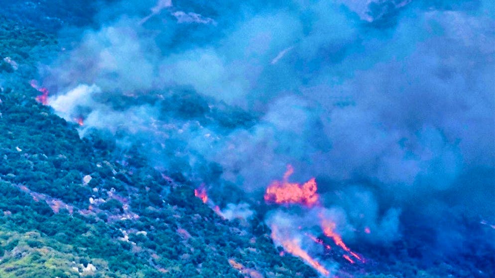Smoke and flames rise after an Israeli airstrike on the Mahmoudiyeh Mountains, seen from the town of Marj Uyun in southern Lebanon. Photo: Hussein Malla/AP/dpa