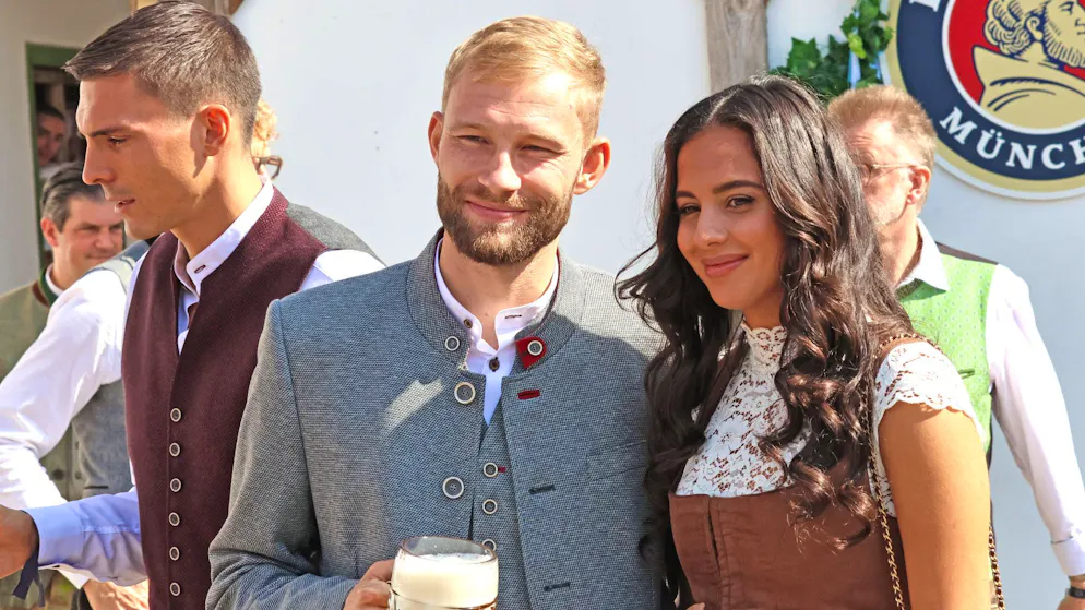 Die Bayern-Stars besuchen das Oktoberfest. Konrad Laimer hat seine Ehefrau Ines-Sarah im Schlepptau.