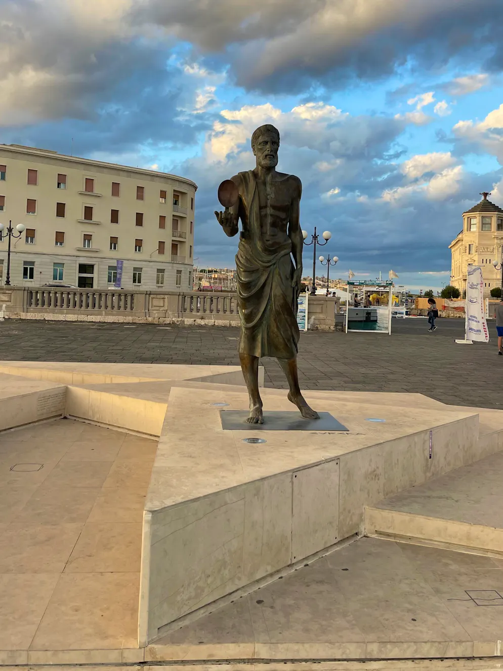 Unterwegs an der Ostküste Siziliens: Syrakus. Archimedes, ein griechischer Mathematiker, Physiker und Ingenieur, soll in Syrakus geboren worden sein, warum ihm auch eine Statue gewidmet wurde.
