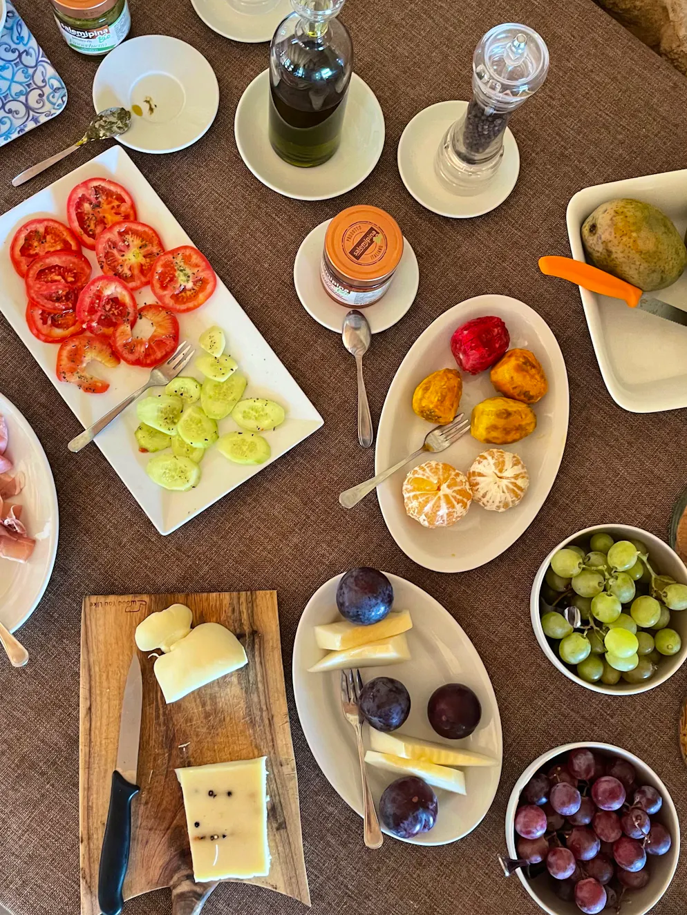 Unterwegs an der Ostküste Siziliens: Im Agriturismo auf dem Land übernachten. Auf dem Frühstücksbuffet sammeln sich zahlreiche Früchte und Gemüse von der Farm. 