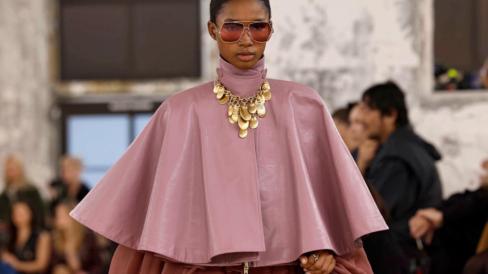 Superheroine look. Why capes are the perfect transitional jackets for fall