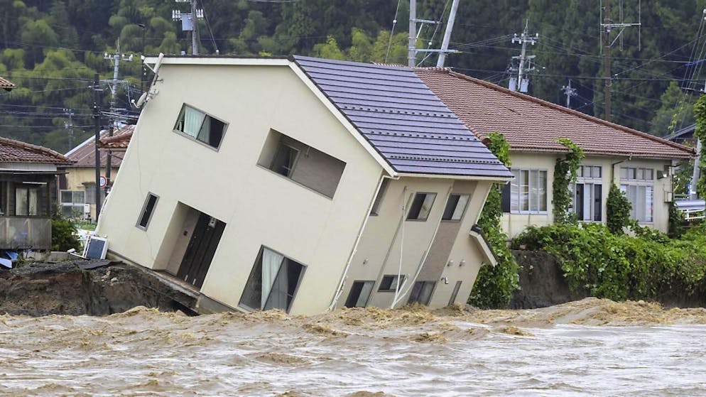 Una casa finisce nel torrente, a Suzu, in Giappone, a seguito delle forti piogge. Nella medesima zona il 1° gennaio si era verificato un devastante terremoto.