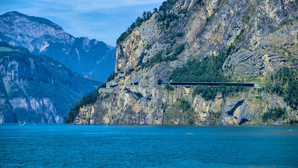 The Axenstrasse A4 on Lake Lucerne will be closed between Flüelen and Tellsplatte from September 29. (archive picture)