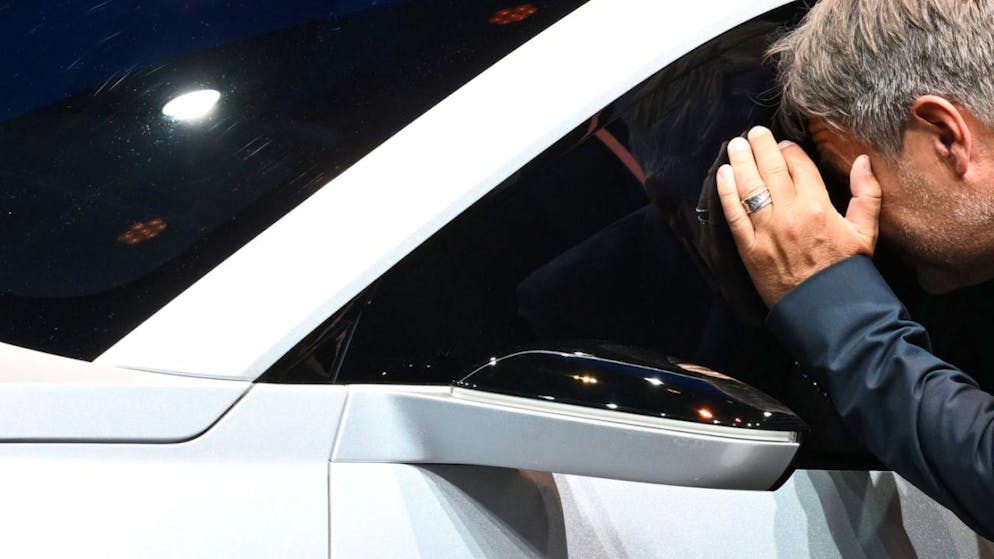 Le ministre allemand de l'économie Robert Habeck se penche en compagnie des principaux acteurs du secteur sur les tracas rencontrés par l'industrie automobile. (archive)