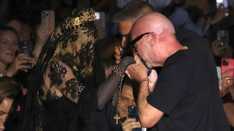 Fashion show au premier rang. Deux baisemains pour la «veuve noire» Madonna