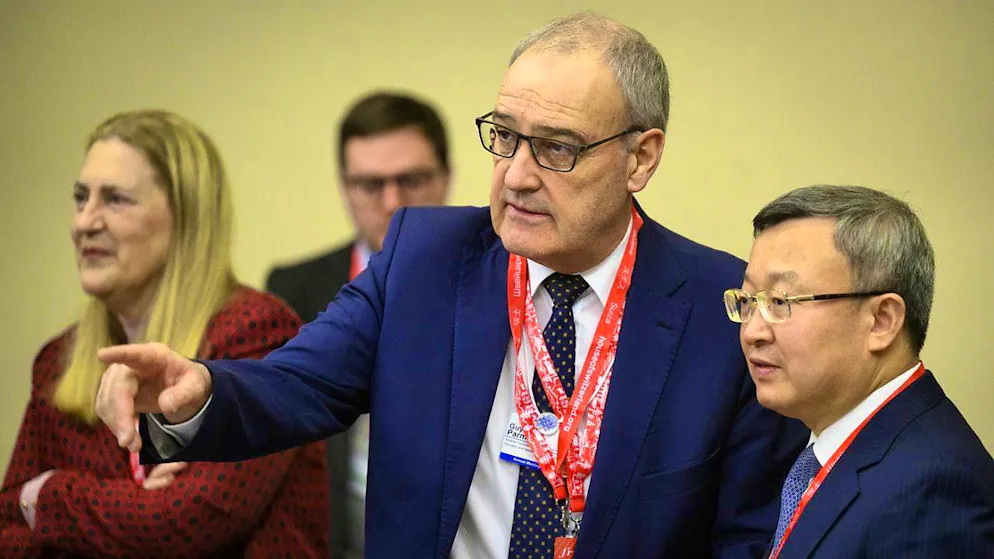 Federal Councillor Guy Parmelin (l.) during the World Economic Forum 2023 together with the Chinese Vice Minister of Trade.