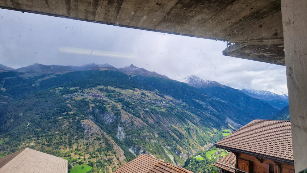 Boulanger du bonheur. Une vue inspirante: le plan de travail de Stéphane Marguet fait face à la Maya, une montagne majestueuse qui culmine à 2916 mètres d'altitude.