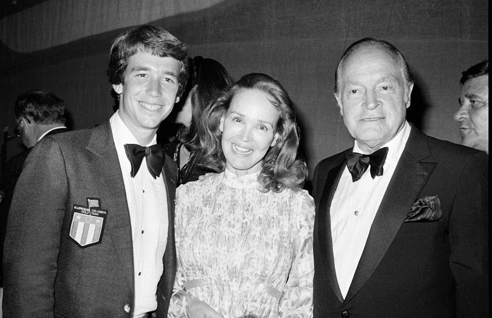 Al centro Kathryn Grant, insieme a Nathaniel Crosy e Bob Hope.