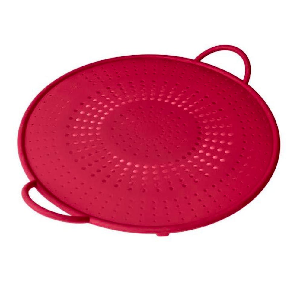 Prevent pasta water from boiling over: Protection against boiling over. Silicone splash guard in red from Kuh Rikon for around 25 francs.
