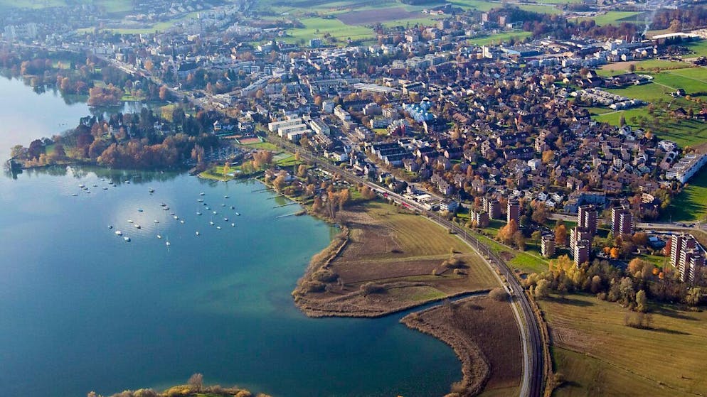 Le imprese immobiliari Ina Invest e Cham Group valutano la fusione. (Nell'immagine d'archivio: il comune di Cham, nel canton Zugo).