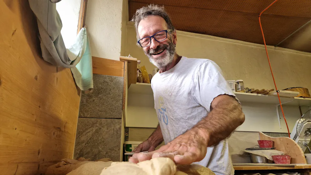 Boulanger du bonheur. Stéphane Marguet à l'oeuvre dans sa boulangerie d'Hérémence.