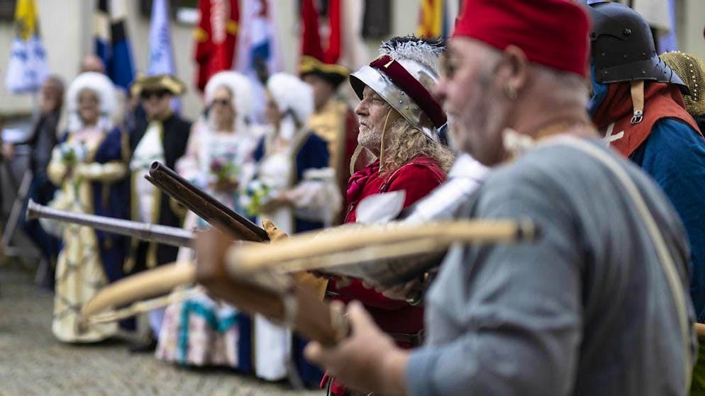 Costumed participants at the revived Bundstag on June 1, 2024 in Ilanz in the Surselva. (archive picture)