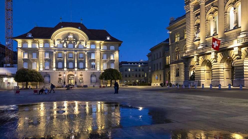 Le decisioni della BNS (a sinistra) hanno grande influsso, più o meno diretto, sulla Confederazione.