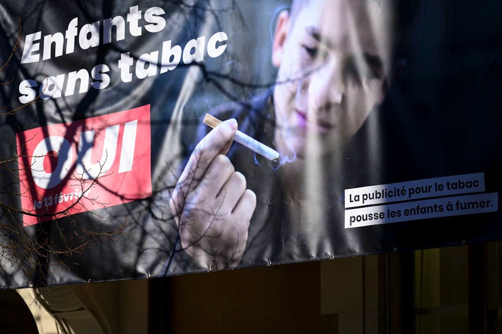 La publicité pour le tabac sera davantage réglementée. Dès le 1er octobre, il sera interdit d'apposer des affiches dans des lieux visibles par le public, dans les transports publics, au cinéma, dans les gares et les aéroports, ainsi que sur les terrains de sport.