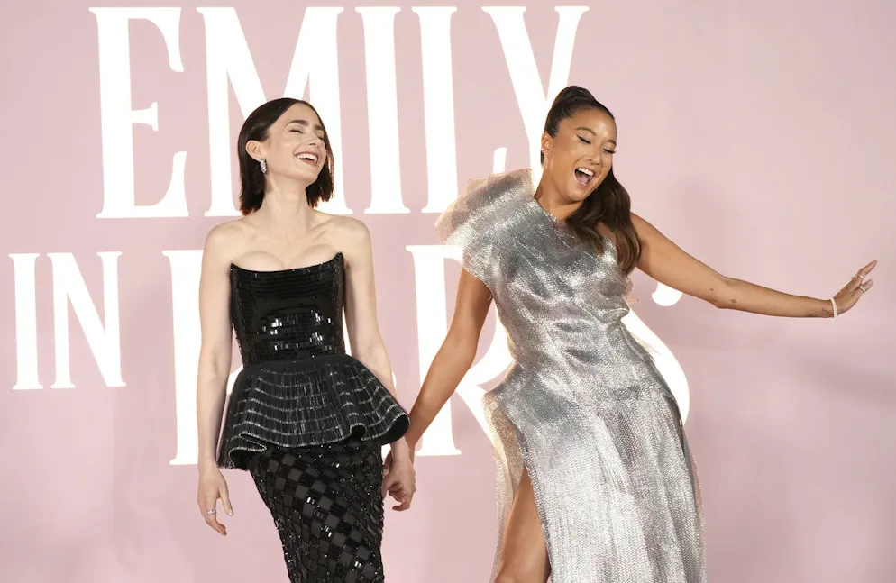 Looks péplum. Lily Collins a fait sensation sur le tapis rouge de l’avant-première de la nouvelle saison d’«Emily in Paris» le 14 août dans une tenue des plus sublimes, brillante et composée d’un top bustier péplum et de la jupe assortie semi-transparente, un look signé Armani Privé.