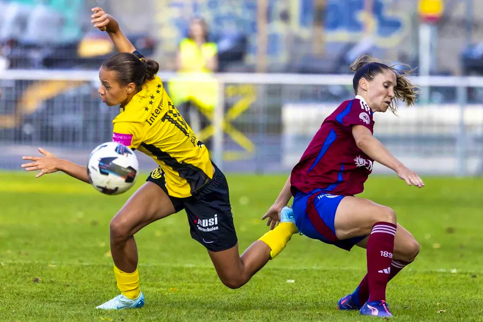 Servette veteran Sandrine Mauron in a duel with YB talent Iman Beney.