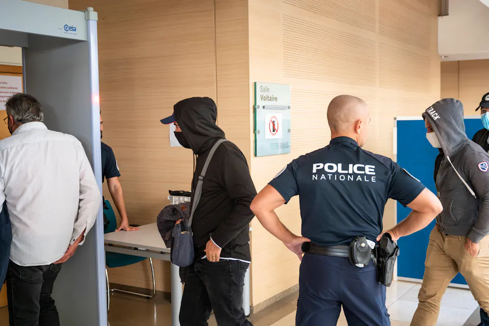 Neben Dominique Pelicot sind auch 14 andere mutmassliche Straftäter angeklagt. Laut der Recherche von CNN wurde Gisèle Pelicot an die 200 Mal unter Drogen gesetzt und vergewaltigt.