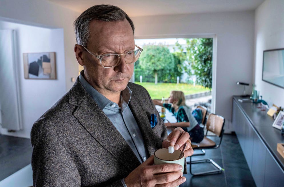 Das sind die Easter Eggs aus dem Psycho-Tatort. Tristan Grünfels (Matthias Brandt) lebt wie ein Fremder in seiner Familie mit Frau und zwei so gut wie erwachsenen Kindern. Auch Tochter Senta Grünfels (Maja Bons) ist für ihn kaum erreichbar.