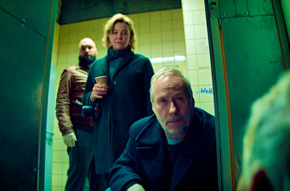 These are the Easter eggs from the Psycho crime scene. Investigators Anna Janneke (Margarita Broich), Paul Brix (Wolfram Koch, right) and assistant Jonas Hauck (Isaak Dentler) find a dead man in the toilet, whom they valued as an informant.